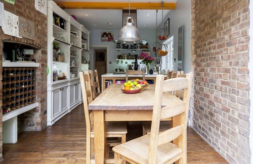 Noel Park House | WOW 5 bed town house N22 | Sleeps up to 16 | FREE breakfast | 5 mins to tube