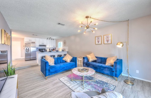 Richfield Villa | WoW! Amazing Villa 3 min from the strip large pool fully remodeled and sparkling