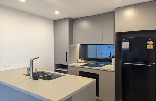 Phillip Apartment | Wow at Woden ~ 21st Floor mountain views