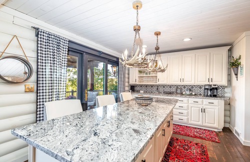The Galena Territory Cabin | WOW! Breathtaking View. Galena, 8-person Hot Tub, Stunning Decor, Amenities.
