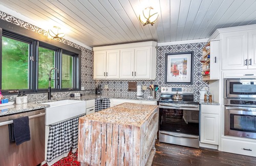 The Galena Territory Cabin | WOW! Breathtaking View. Galena, 8-person Hot Tub, Stunning Decor, Amenities.