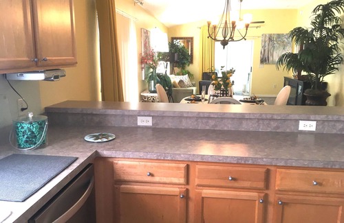 Virginia Trace Villa | WOW. ELEGANT Courtyard Villa, GOLF CART, Walk to Sumter Square & pool, sleep 6+