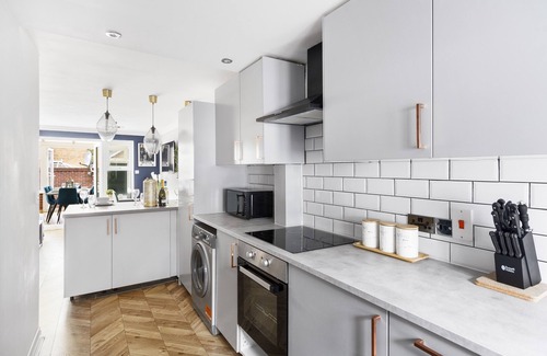 Hanham House | Wow Modern house 5 Bed, 4 Bath. 2 Parking Spaces!