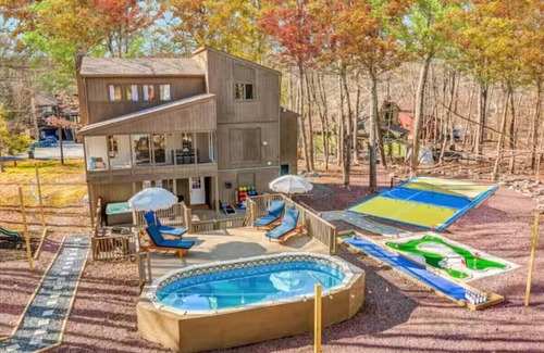 East Stroudsburg House | WOW Pocono Private Heated Pool, Pickleball, Hottub