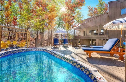 East Stroudsburg House | WOW Pocono Private Heated Pool, Pickleball, Hottub