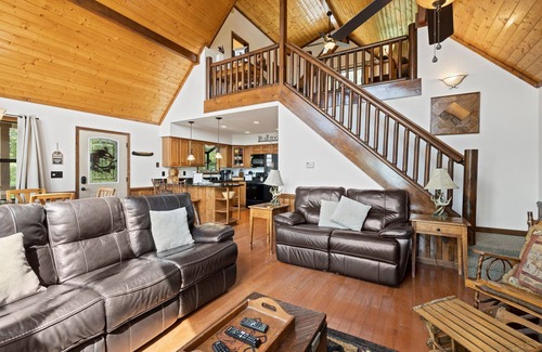 Bryson City Cabin | "WOW!" views & location! Pet & family friendly!