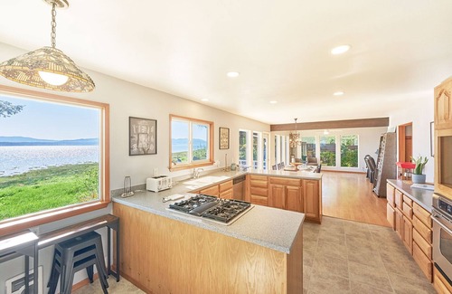Long Beach House | WOW Views, Oversized Deck, Luxurious (KBay)