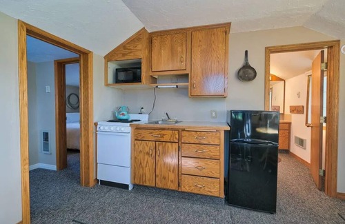 Swan Valley Apartment | Wrangler 2 bedroom cozy cabin with hammock