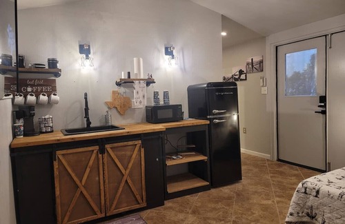 Odessa Cottage | Wranglers Bunkhouse-off I20 & W county Rd WIFI