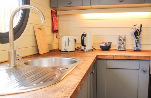Much Wenlock Cottage | WREKIN LODGE, romantic, with hot tub in Much Wenlock