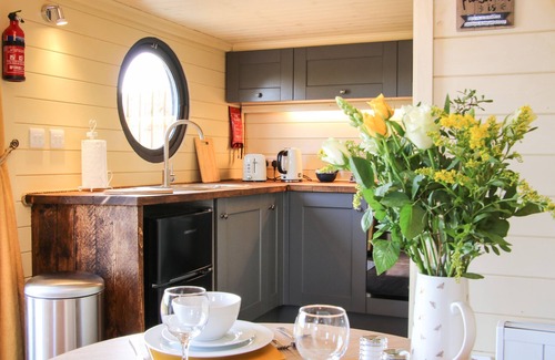 Much Wenlock Cottage | WREKIN LODGE, romantic, with hot tub in Much Wenlock