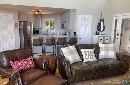Nellysford Cabin | Wren Time, Wintergreen Mountain Retreat with Hot Tub