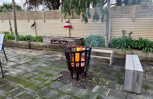 Waterhouse House | Wrentree - - Pet Friendly Outside Inside is NEG case by case - 26B Laurel Tce