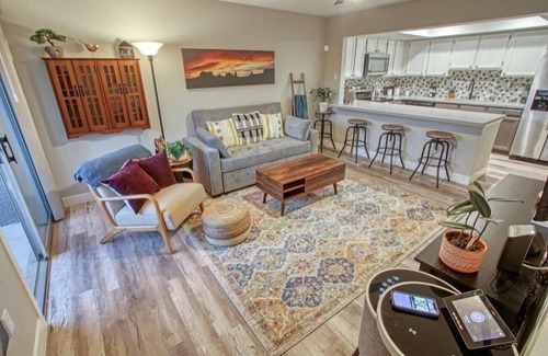 Dobson Ranch Apartment | WRIGLEY'S HOME PLATE IN MESA, Poolside, Trendy Condo, King Bed