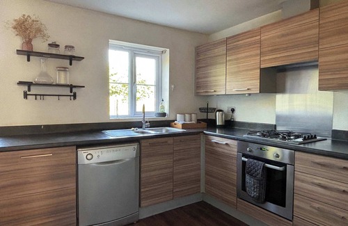 Wednesbury House | WS10 Contractor House, 3 Bed 3 Bath with Parking