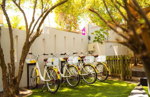 Three Anchor Bay Hostel | WunderLux