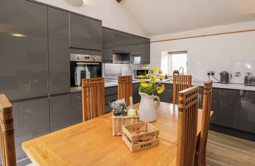Builth Wells Cottage | WYE COTTAGE, pet friendly, with hot tub in Builth Wells