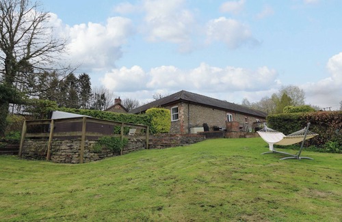 Builth Wells Cottage | WYE COTTAGE, pet friendly, with hot tub in Builth Wells