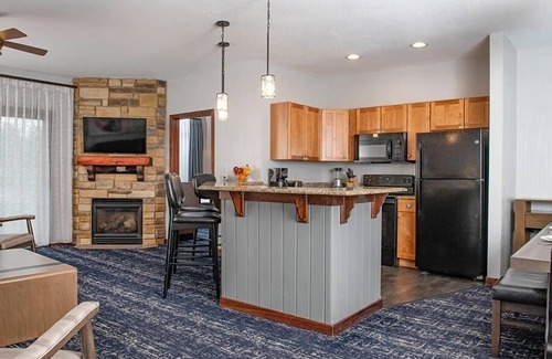 Lake Delton Condo | Wyndham Glacier Canyon 2 Bedroom Dlx-8 FREE All Access Water Park Passes Incl.