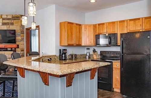 Lake Delton Condo | Wyndham Glacier Canyon 2 Bedroom Dlx-8 FREE All Access Water Park Passes Incl.