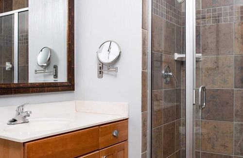 Lake Delton Condo | Wyndham Glacier Canyon 2 Bedroom Dlx-8 FREE All Access Water Park Passes Incl.