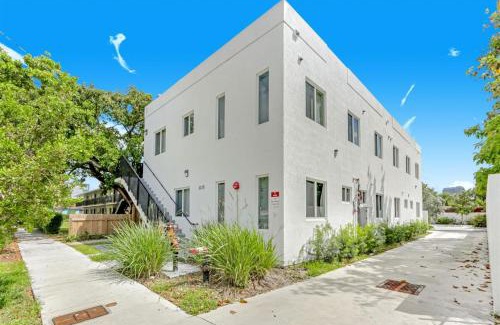 Wynwood Art District Apartment | Wynwood Jumbo - Sleeps 16 & free parking