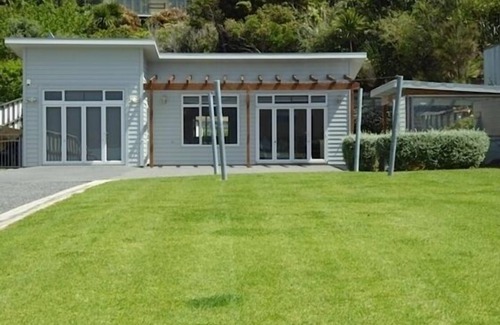 Coromandel House | Wyuna Bay Waterfront Bach - Coromandel Harbour