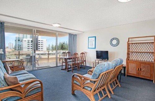 Burleigh Heads Apartment | Wyuna - Walking distance to burleigh