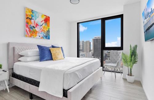 Downtown Miami Apartment | X-Lounge VI - Luxury High-Rise Rooftop Pool and Stunning City Views
