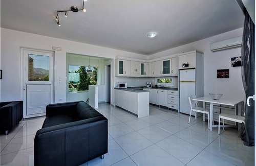 Zipari Villa | XENOS VILLA 1 WITH PRIVATE SWIMMING POOL, NEAR THE SEA