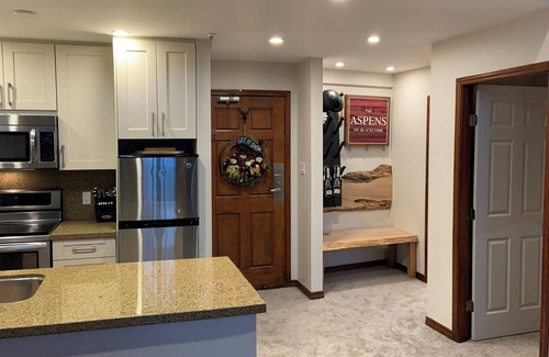 Upper Village Condo | XL Luxury Penthouse! Aspens. Ski-in ski-OUT. 3 beds. Pool. 3hot tubs.BBQ. 2decks