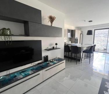 Xlendi Apartment | Xlendi - Seafront 2 Bedroom Apartment, Fully Air-conditioned and equipped with all amenities