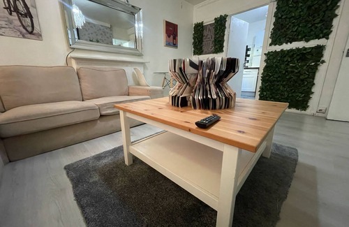 Eltham South Apartment | Xtra 4-bedroom apartment in London with WiFi