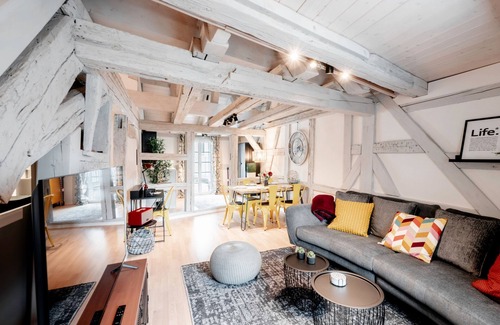 Schwabach Apartment | Xzllenz on 90sqm #Modern#Balcony#Fachwerk#Netflix