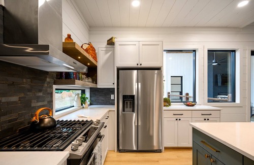 Broken Bow Cabin | Y'all and the Tall Tree's w/ Shuffleboard, Hot Tub - 6 Mi to Lake
