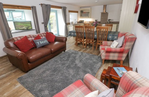 Crosswell Cottage | Y BEUDY, romantic, with hot tub in Newport, Pembrokeshire