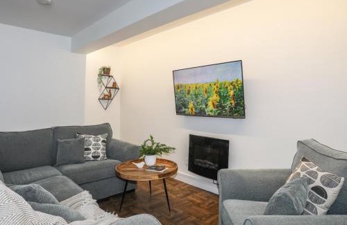 Newborough Apartment | Y Goedwig