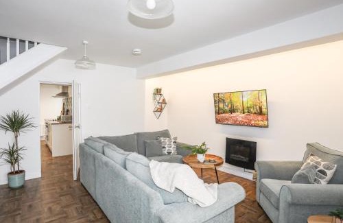 Newborough Apartment | Y Goedwig