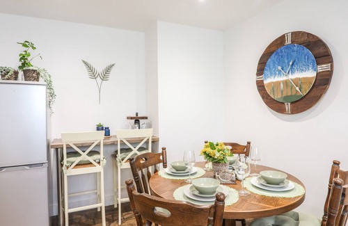 Newborough Cottage | Y GOEDWIG, pet friendly, with a garden in Newborough