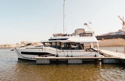 Cadzand-Bad Boat Rental | Yacht by Strandhotel - hotel service & wellness