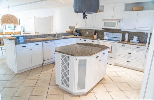 The Bight Condo | YACHT CLUB D4 - Waters Edge Poolside Condo - Walk to Grace Bay Beach, Dining.