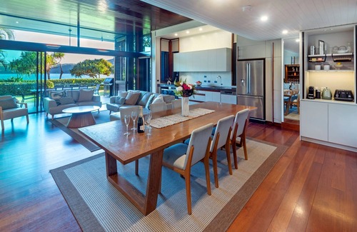 Hamilton Island Villa | Yacht Club Villa 6 Hamilton Island - oceanviews, 2 golf buggies and transfers