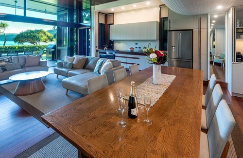 Hamilton Island Villa | Yacht Club Villa 6 Hamilton Island - oceanviews, 2 golf buggies and transfers