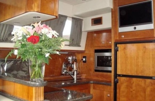 Grand Haven Boat Rental | Yachta Yachta Yachta on the wata island and cruise