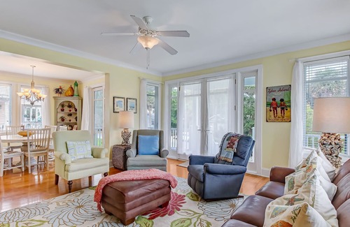 Tybee Island House | Y’all Come Inn, where ocean breezes & relaxed atmosphere rejuvenates the soul.🏖