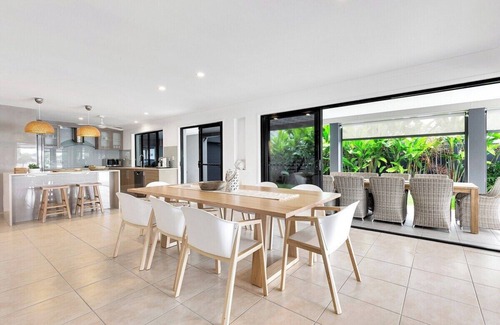 Mooloolaba House | YALL24-Waterfront Beauty Resort Style Private Home