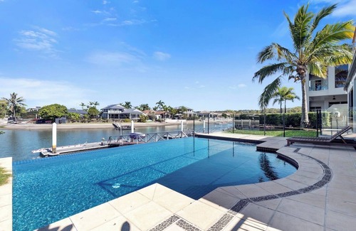 Mooloolaba House | YALL24-Waterfront Beauty Resort Style Private Home