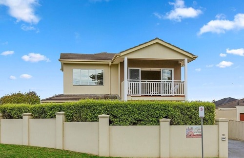 Mornington House | YAMINGA - Bay Views on the Esplanade