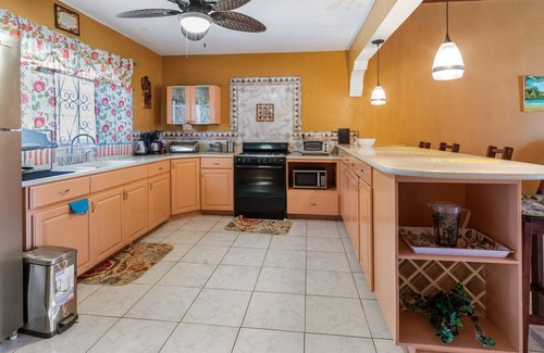 Albion Villa | YanceyLargo- 4BR Villa Jacuzzi & Mountain Views by RedAwning