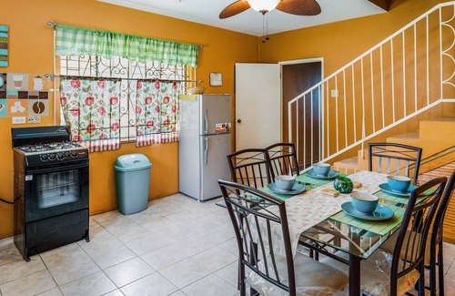 Albion Villa | YanceyLargoEstate 2BR Villa w/Mountain Views by RedAwning